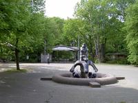 Eingang Britzer Garten Mit Fette Henne Brunnen