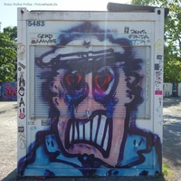 Mauerpark Graffiti grimmiger Polizist